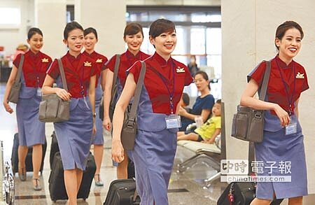 勞資共同體 《航空器飛航作業管理規則》修正案加上一例一休等衝擊,預估未來15年,華航與長榮2家航空公司要再虧800億元。圖為華航空服員準備出勤。(本報資料照片)