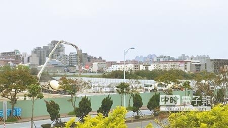 亞太外僑學校在新竹縣竹北市台科大校區,在未領得建照下先行施工,縣府4日再次勒令立即停工。(陳育賢攝)