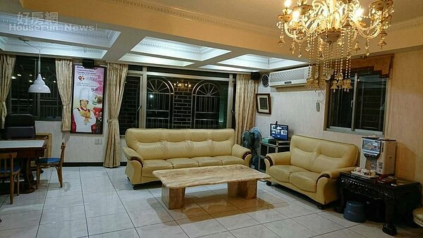 4.客廳設計重視實用性，水晶吊燈為一大亮點。
