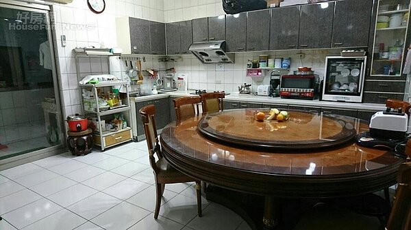 5.餐廳有張大圓桌，也十分寬敞。
