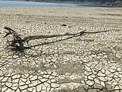 這是沙漠吧？曾水文庫庫底乾涸龜裂　水情吃緊