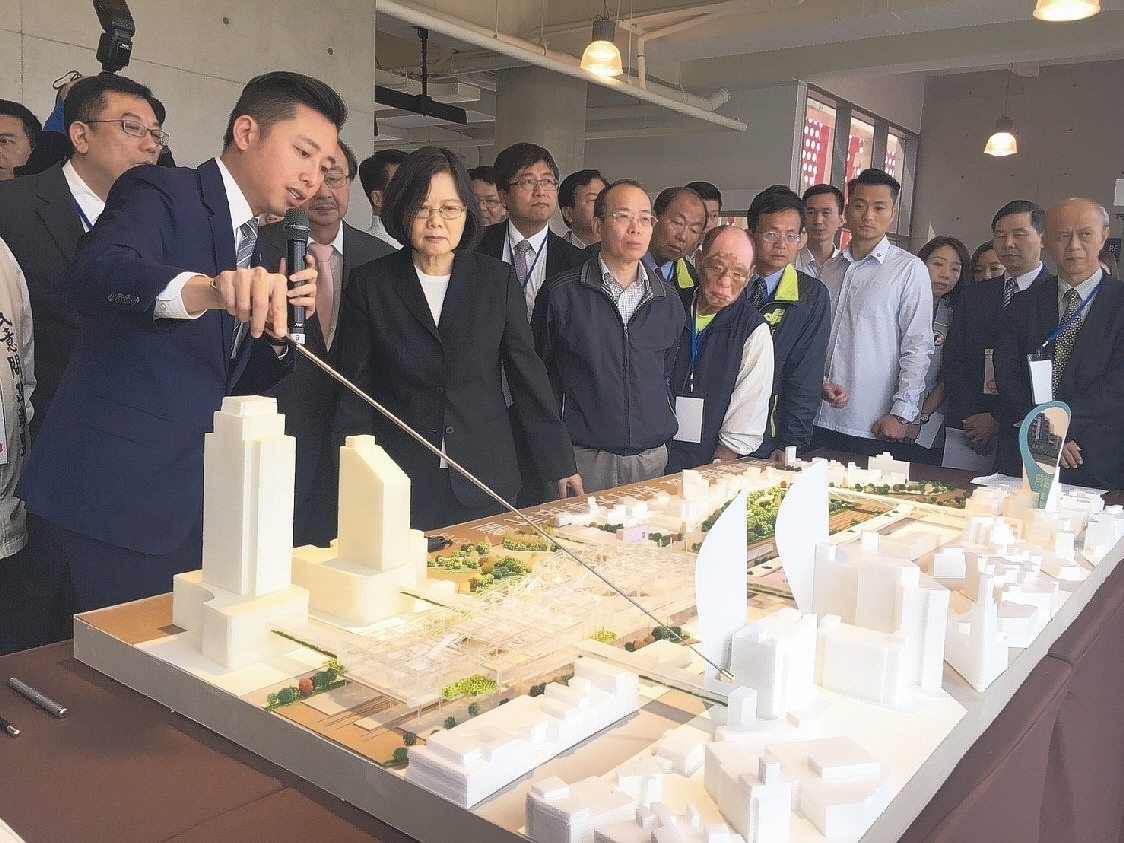 新竹市長林智堅（左）以模型向蔡英文（左二）報告大車站未來藍圖。 記者郭宣?／攝影