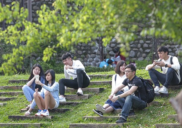 明天及周日晴朗穩定,天氣溫暖舒適、白天微熱,西半部高溫可達30度以上;東半部有零星降雨。 本報系資料照