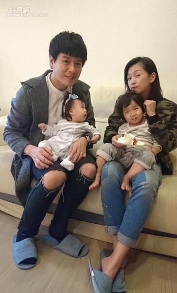 1李易、六月生下一對兒女,一家四口幸福美滿。(翻攝自六月臉書)