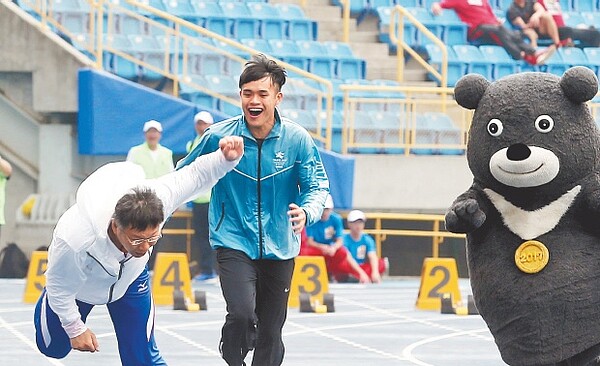 因應2017台北世大運,台北田徑場場館整建完工,台北市長柯文哲(左一)上午上場跑步測試跑道卻不慎跌倒。 記者曾吉松/攝影
