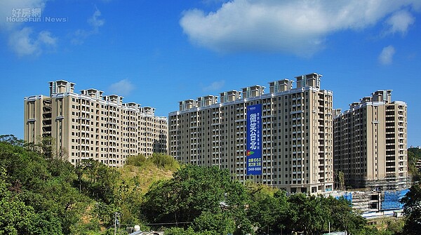 素有代銷中霸天稱號的萬群地產總經理謝坤成首次北上賣房,與麗寶機構董事長吳寶田攜手合作銷售新成屋「微笑台北」,其公設涵蓋老中青所需要各種設施,又以成屋銷售,讓當地客都趨之若鶩。(好房網News記者 陳韋帆/基隆報導)