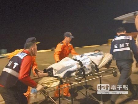 有5人因失溫、擦傷等送醫。（高錦如攝）