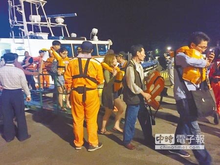 「凱旋3號」346名乘客全獲救，乘客抵達布袋商港時，直呼撿回一命。 （高錦如攝）