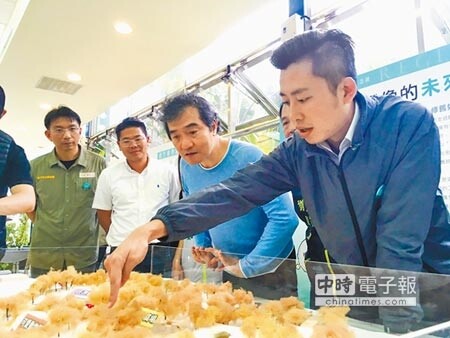 新竹市長林智堅（右）7日宣布動物園再生計畫啟動，並仔細檢視新園區細部構造。（徐養齡攝）