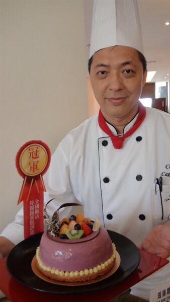 蓮潭會館西點廚今年推出全國飯店評比大賽冠軍的「瑪蓮娜莓果塔蛋糕」。 記者謝梅芬／攝影