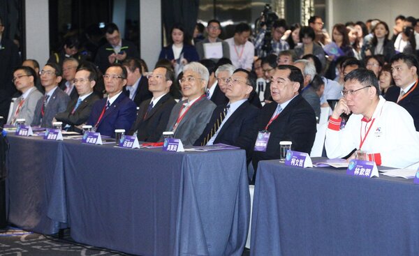 台北市長柯文哲（右）昨天出席「居住正義論壇Ⅲ」，感謝各界對都更提供的意見。 記者蘇健忠／攝影