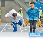 試跑世大運場地　柯跌倒