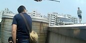 通緝犯躲5樓鐵皮屋頂太熱　警察：你還要曬多久