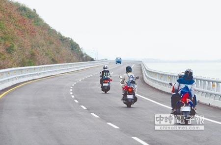 台東縣多良高架橋是台灣本島唯一沿海興建的高架橋，汽機車、單車都能通行。（黃力勉攝）