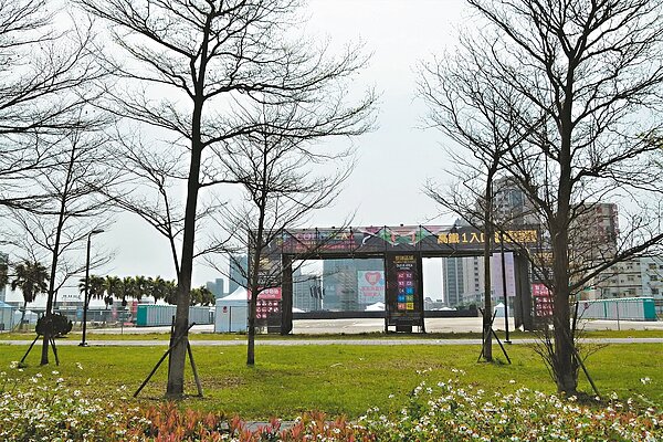 英國酷玩(coldplay)搖滾天團11、12日在桃園高鐵站前廣場演出,市政府將交管疏導數萬人潮和車流。 記者鄭國樑/攝影