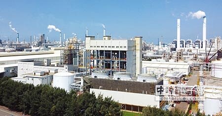 環評曠日費時,常令投資案失去商機,如台塑六輕四期擴建案便延滯超過6年,圖為六輕廠區。圖/本報資料照片