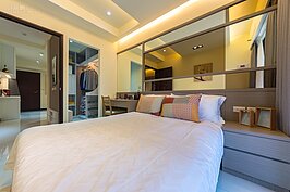 主臥室另外一個角度可以看到梳妝台旁邊還有一間面積約0.8坪的更衣室，