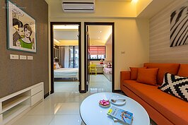 透過照片可以了解，這次示範的裝潢成屋左右兩邊都有其他房子，另外一面則是緊鄰走道，因此在採光方面僅有單面而已，這種格局部分也出現在較為早期密集型的社區或公寓，因此在室內就算白天也會蠻暗的，因此如何營造出明亮舒適的居家氛圍，成為裝潢的重點。