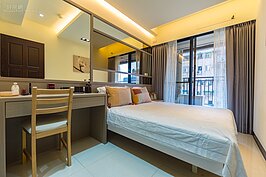 因為實際可使用的面積不大，因此主臥室內僅有一張現場木作的梳妝台，以及一張雙人床，因為有單面採光，在白天時光線還算可以，但是為了補強室內明亮感，設計師在床頭以及梳妝台的牆上貼上了大面積的鏡子，一方面可讓室內空間有加大感，另外一方面也可讓屋外引進的光線透過鏡子反射增加室內空間的明亮度。
這樣的裝潢雖然看起來不錯，但晚上起床光線不明顯的時候，大面積鏡會讓人有種不舒服的感覺，這點要特別注意。