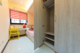 這個設計案是假設為兩夫妻加一個小朋友居住的空間，因此另外一間房間就是小朋友的臥室。在此設計十分簡單，僅有一張書桌、一張單人床以及一組衣櫃。為了增加收納空間，單人床下方多增加了兩組抽屜。