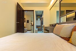 再換一個角度來看，更衣室內的衣櫃為L形設計，採半開放式收納方式，這樣好處是拿取衣服方面部會因為拉門打開造成礙手礙腳的情形，但是缺點就是會容易積灰塵在衣物上，衣服一多若沒收納好會顯得十分凌亂，這點也要特別注意。