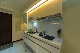 雖然現代人都是外食居多，不過總有要在家開伙煮食的需求，因此這間房子雖然小，該有的還是少不了，例如廚房就是一定要有的設計。只是很多人可能會難以接受廚房的位置是在家門旁。