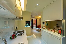 由大門的位置往裡面看就可看到整個空間的格局與傢俱配置的樣子。這個設計案較為特別的不是廚房的位置，這是建商直接給的設計，這邊注意整體空間並非視線直接可以看到底，而是透過電視牆面的移動，縮小客廳空間已改變動線，修飾了視線來增加隱私性。