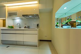 廚房旁邊還可擺下一組中型冰箱，對於小家庭的生活而言已經夠用。