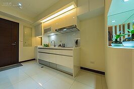 廚房與大門的相對位子。為了符合消防法規的規定，這種方式的廚房只能使用電磁爐作為加熱原，不能使用瓦斯爐具。