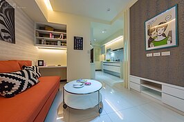 從小孩房門口往大門看，可以發現整體裝潢還可以更為精進。