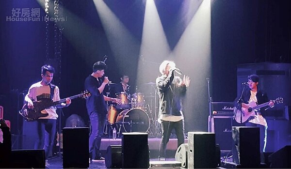 2.A.N.D Taipei樂團成軍於2013年，成員為主唱Michael、饒舌手懷特、吉他手小馬、貝斯手綠茶、鼓手耗子，最近發行《城人世界》新專輯。
