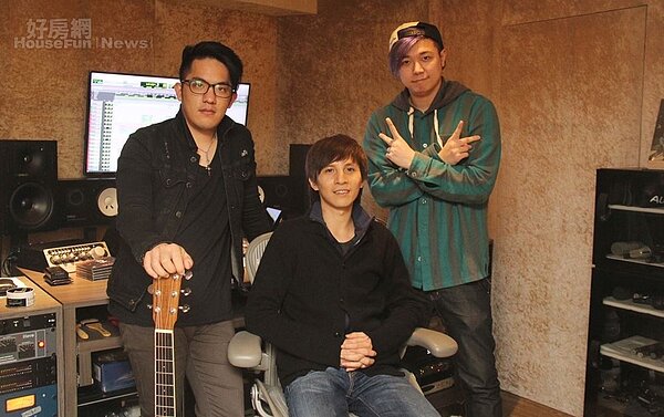 1.A.N.D Taipei雖定位為樂團，但歌曲中呈現出樂團罕見的精緻感，這要歸功於太谷集音製作人Kylin親手操刀。（左起：吉他手小馬、製作人Kylin、饒舌歌手懷特）

