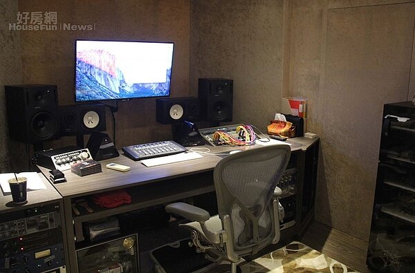 

4.九坪大的錄音室原本為小套房，為了打造成理想中的錄音室，許多地方都砍掉重練，客廳原本為流理台，主臥與客廳則改建成錄音室。
