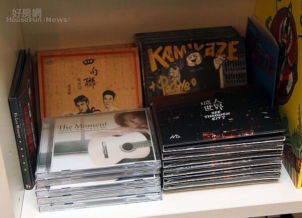 7.客廳電視櫃旁可見到滿滿整櫃CD收藏，其中許多都是Kylin親自參與製作的專輯。