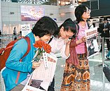 飛陸救夫遭擋　李明哲妻崩潰