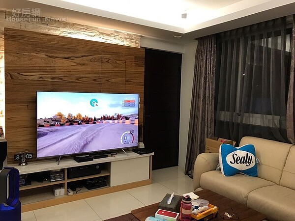 3.新家裝潢走簡單時尚風,以木板和白色牆壁、燈光互相搭配。