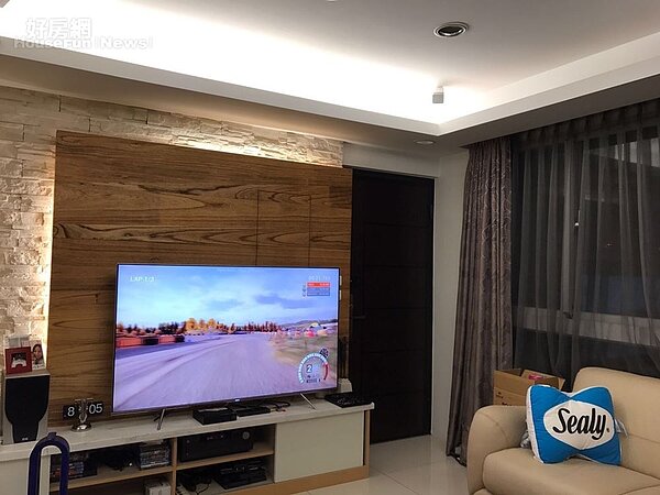 5.客廳65吋電視要價10幾萬元。