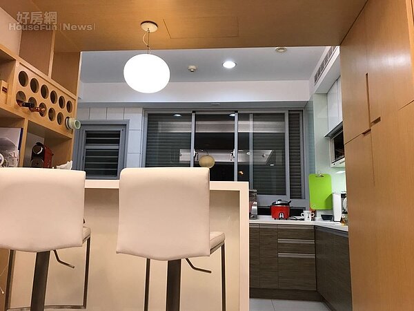 6.廚房採半開放式的設計,還有小吧台可以請朋友喝一杯。