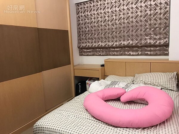 7.小孩房床上鋪白色床墊,搭配格紋床單和愛心形狀的枕頭。