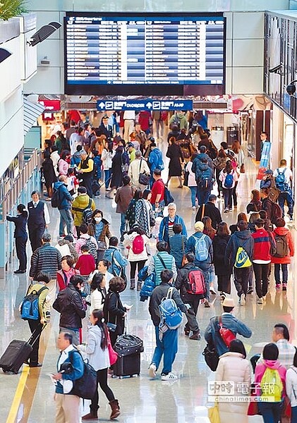 桃園機場預計今年10月前完成「機場協調整合決策系統(A-CDM)」首階段建置,提升運轉效率,緩解航班延誤。(本報資料照片)