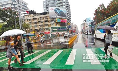 台中市在學校、商圈打造綠斑馬線,提高駕駛注意力,維護行人安全。(黃國峰攝)