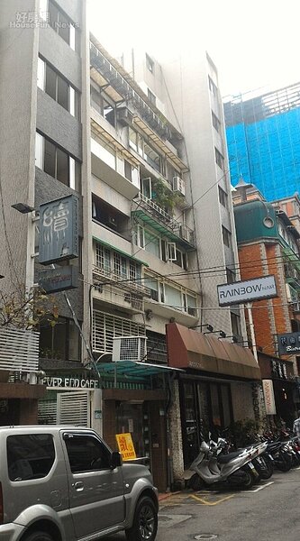 4. 忠孝東路四段170巷內多為樓高7層樓的華廈。