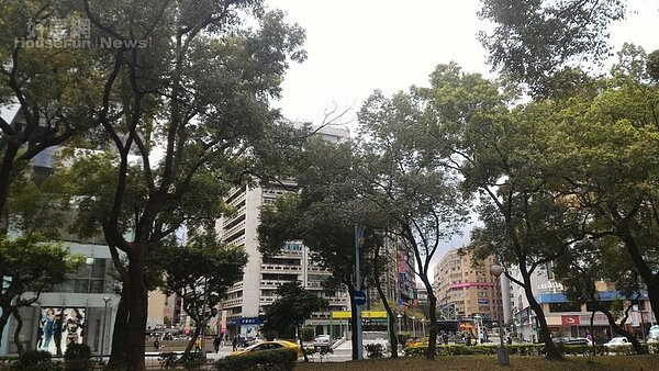 8. 一品大廈位在敦化南路上,一旁就是SOGO敦化館。