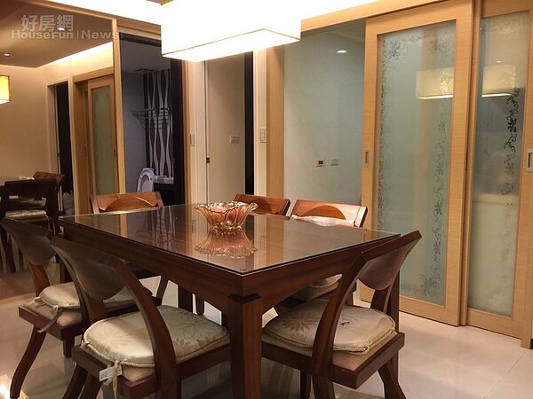 3.木質餐桌高雅大方,廚房以拉門做區隔。