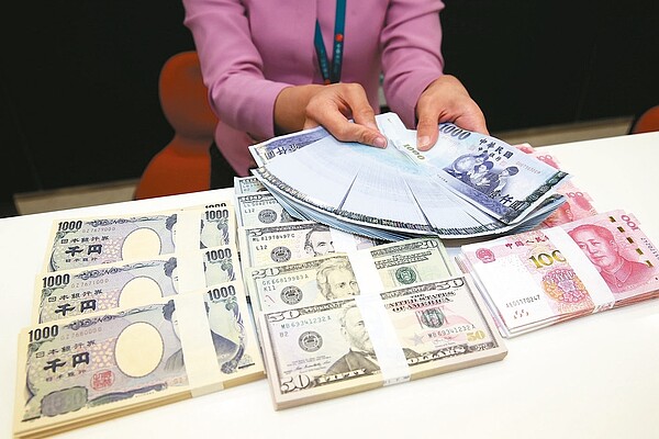 受到美國總統川普喊話,新台幣昨日狂漲之後,今天氣勢轉弱,但今年第1季以來,新台幣對美元仍強勢升值約6%,相對其他主要國家貨幣,新台幣都屬偏強,唯獨對日圓,新台幣仍相對弱勢,哈日族現在去日本玩比較不划算。 報系資料照