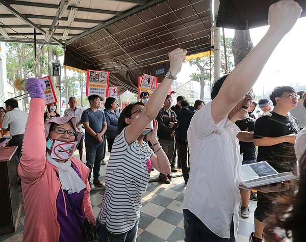 大樓住戶投訴，要求加油站立即停工。 記者劉學聖／攝影