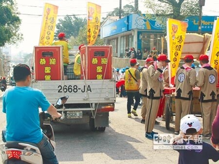 埔里媽祖遶境響應環保，沿途不燃放鞭炮、煙火，採用環保禮炮機，成為首場零垃圾、零汙染排放的環保大遊行。（楊樹煌攝）