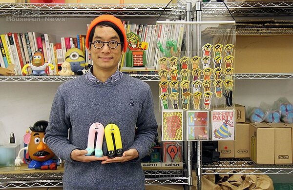 1.插畫家李翰為2013年紅極一時「UP UP舉牌小人」創作者,去年也推出最新作品「快樂胯下」。