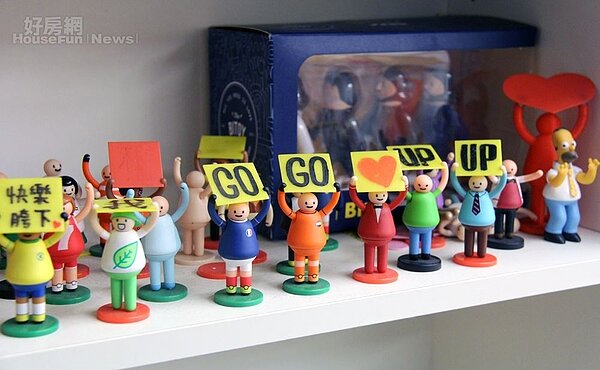 6.工作室到處擺滿李翰的作品,最有名的「UP UP舉牌小人」系列曾獲得SDA 2013設計大賞的「年度最佳設計」。