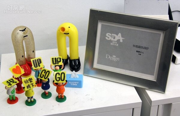 6.工作室到處擺滿李翰的作品，最有名的「UP UP舉牌小人」系列曾獲得SDA 2013設計大賞的「年度最佳設計」。
